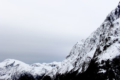 白雪皑皑的山